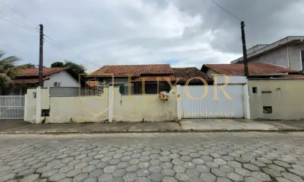 Casa localizada na Meia Praia em Navegantes SC,  2 casas no terreno, piscina.
