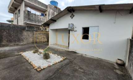 Casa localizada no centro de Navegantes SC,  são 2 casas contendo 2 dormitórios cada, á poucos metros da praia.