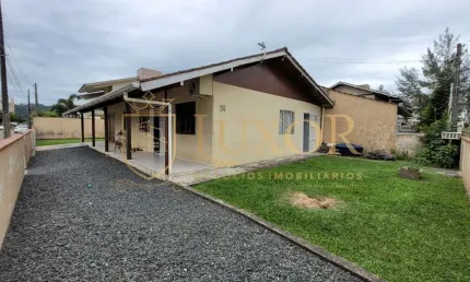 Casa localizada na Praia do Gragatá em Navegantes SC, 3 dormitórios e amplo terreno de esquina.