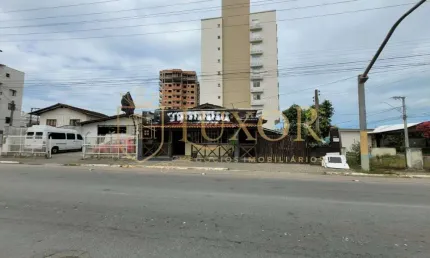 Terreno comercial com 2 casas simples em avenida no Bairro Gravatá em Navegantes SC.