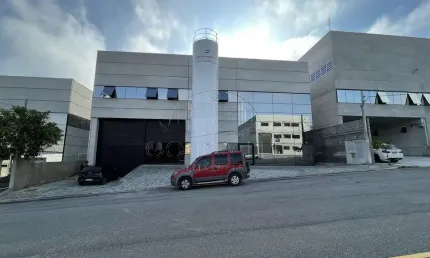 GA5511 - Alugo galpão dentro de condomínio fechado com 1.009 metros de construção, 650 metros de área fabril, 359 metros de escritório e apoio.