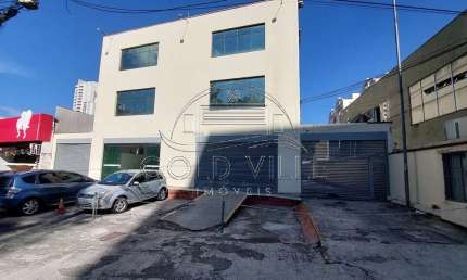 GA5525 - Excelente oportunidade para alugar um prédio espaçoso e bem localizado no Taboão da Serra! Com uma área construída de 1.178 metros quadrados