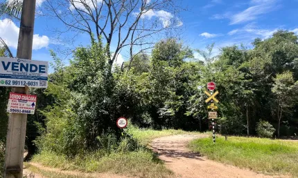 Área ampla com água corrente cristalina ideal para projeto de chácara de lazer ou chalés comerciais
