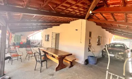 Casa exclusiva no lote com quintal amplo, dois quartos com banho social , sala e cozinha amplas, área de serviço, toda lajotada e com varanda em L. Região de fácil acesso a continuação da Av Leste Oes