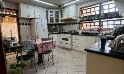 **Oportunidade Incrível no Condomínio Privê Atlântico – Casa em Reforma Pronta para Personalizar!**