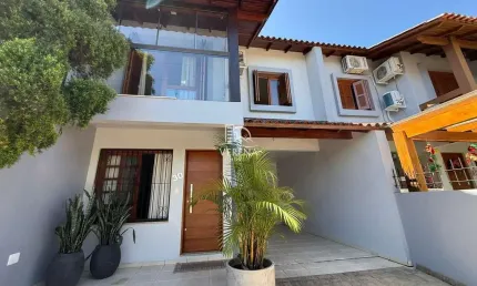 DUPLEX COM 03 DORMITÓRIOS, PÁTIO COM PISCINA NO BAIRRO UNIVERSITÁRIO