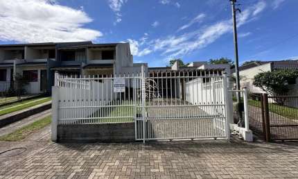 CASA GEMINADA COM AMPLO PÁTIO NO LOTEAMENTO NOVA SANTA CRUZ