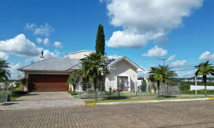 ACONCHEGANTE CASA COM AMPLO TERRENO NO JARDIM DAS HORTÊNSIAS