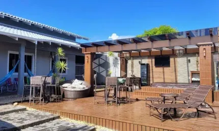Casa à Venda na Rua Campo Alegre. Espaço, Conforto e Lazer em Localização Privilegiada