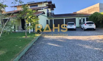 Sobrado averbado a venda no melhor do Espinheiros com 4 quartos, sendo 2 suítes,2 vagas de garagem coberta e espaço para 4 descoberta.