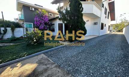 Sobrado com 4 quartos  sendo uma suíte com closet e 1 demi suite no piso inferior no Anita Garibaldi Joinville Santa Catarina