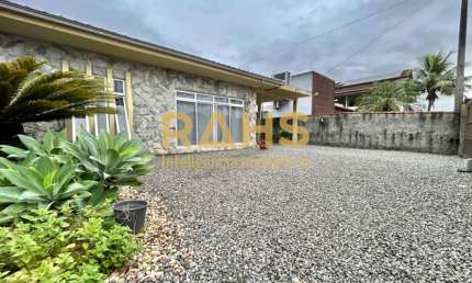 Casa com 3 quartos sendo 1 suíte, 3 vagas de garagem, área de churrasqueira e amplo quintal à venda no Bairro Jardim Iririú.