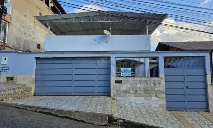 Vende casa no bairro Caravelas, 03 quartos, sendo 01 suíte, sala, copa, cozinha, área de serviço, terraço, quintal, 01 banheiro social, 01 vaga de garagem.