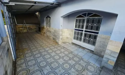 Vende casa no bairro Caravelas, 03 quartos, sendo 01 suíte, sala, copa, cozinha, área de serviço, terraço, quintal, 01 banheiro social, 01 vaga de garagem.