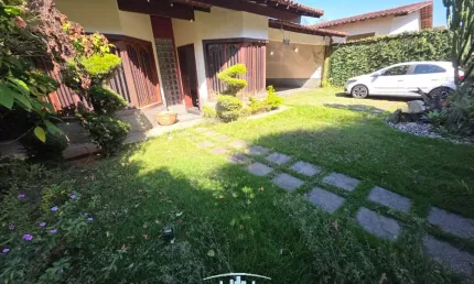 Código 4537 - vende casa no bairro castelo, 213m² de área privativa, 573,38m² de área externa, 04 quartos, sendo uma suíte, sala, copa, cozinha com armários, área de serviço, área gourmet com armários