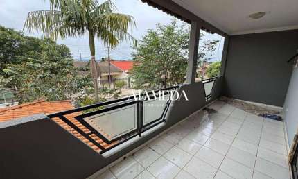 Casa com 5 Quartos sendo 1 Suíte com Armário na Cozinha na Região Leste para alugar, 190 m² por R$ 3.000/mês - Residencial Abussafe - Londrina/PR