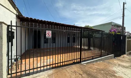 Alugo! casa de frente no conjunto residencial do café em londrina/pr (região norte)