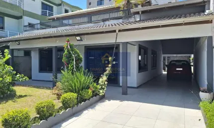 Sobrado com Edícula - 4 Dormitórios - Quadra Mar - Centro de Navegantes!