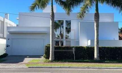 Casa com 5 quartos, sendo 3 suítes à venda, 485 m² por R$ 7.850.000 - Jurerê Internacional - Florianópolis/SC