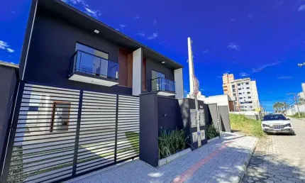 Sobrado com 3 dormitórios à venda, 136 m² por r$ 970.000 - itacolomi - balneário piçarras/sc