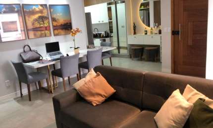 Apartamento a venda em Lauro de Freitas. Decorado com 3 suítes e 3 vagas de garagem.