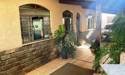 Casa com 3 quartos à venda na Rua Professor Baeta Neves, João Pinheiro, Belo Horizonte
