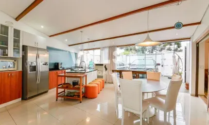 Lindo sobrado de esquina com 4 quartos e 3 vagas no Boa Vista!