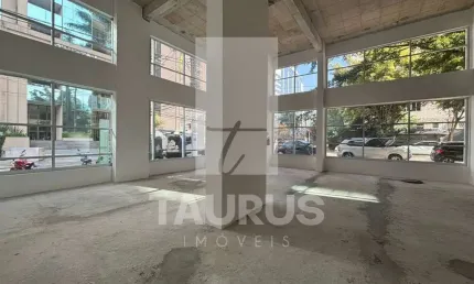 Loja para locação na Vila Olimpia, vão livre, mezanino, pé direito alto, 210 m².