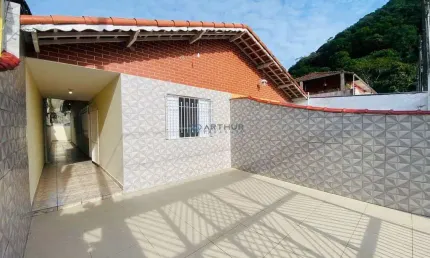 Casa à Venda em Mongaguá  com 02 quartos, sendo 01 suíte e 02 vagas de garagem