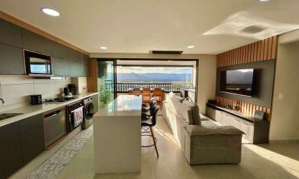 Apartamento à venda em Praia Grande, mobiliado com ambientes integrados.