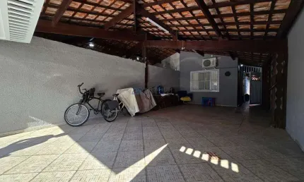 Casa Geminada à Venda em Praia Grande no bairro Tupi com 3 quartos