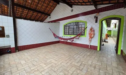 Casa Geminada à venda em Praia Grande com 2 dormitórios à 100 metros do mar