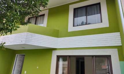 Sobrado 3 dormitórios em Condomínio Fechado no Boqueirão