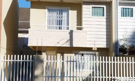 Lindo Sobrado 3 Dormitórios de Frente para Rua  no Novo Mundo