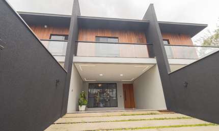 Sobrado geminado no bairro bom retiro em Joinville - SC, com 1 suíte e 2 dormitórios por R$ 999.000,00.