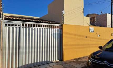 Casa com 3 Dormitórios, sendo uma suíte, closet e dependência com banheiro