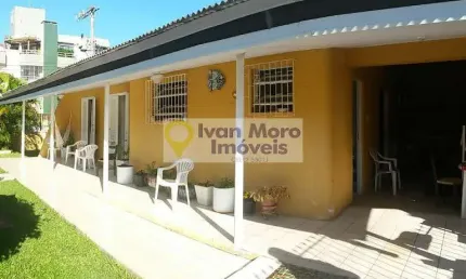 Casa à venda em Canasvieiras  -  Florianópolis - SC