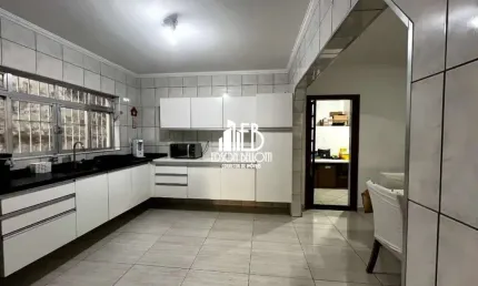 Sobrado à Venda na Vila Curuça, 4 dorms, 1 suíte, 6 vagas, 205 m²