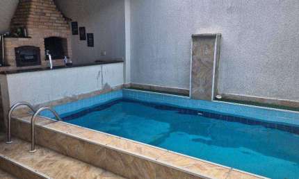 Linda Casa Geminada de 3 dormitórios com piscina e área gourmet, no Boqueirão em Praia Grande - SP