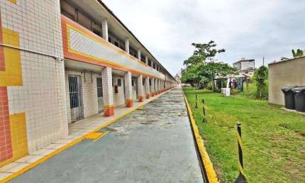 Kitnet reformada 26m², 1 vaga no forte em Praia Grande SP.