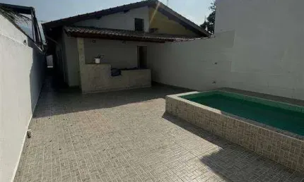 Casa térrea de 2 dorm(s), sendo 1 suíte, com piscina, no Flórida em Praia Grande SP.
