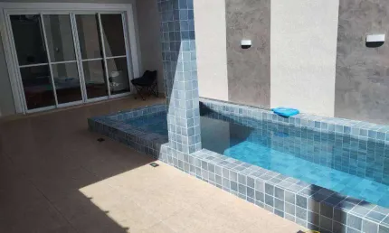 Casa Geminada com piscina de 2 Dormitórios, sendo 1 suíte no Maracanã em Praia Grande SP.