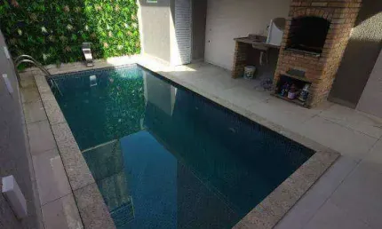 Casa com piscina de 2 dormitórios, 3 vagas, na Mirim em Praia Grande SP.