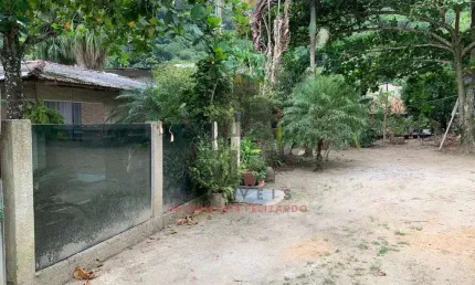 Chácara a venda na cidade de Itapema/SC no bairro Ilhota, com 800 m², Casa com 2 Suítes e 3 Vagas de garagem. Lazer com pés de frutas