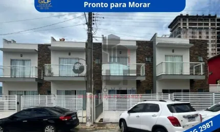 Sobrado Alto Padrão Frente Mar à venda na cidade de Porto Belo/SC, Casa com 3 dormitórios/ 1 Suíte e 2 Vagas de Garagem. Bem Localizada