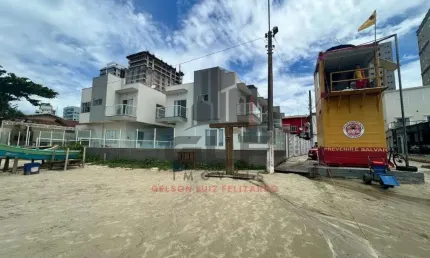 Sobrado Alto Padrão Frente Mar à venda na cidade de Porto Belo/SC, Casa com 3 Suítes e 1 Vaga de Garagem. Bem Localizada