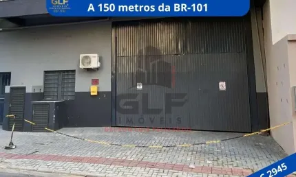 Galpão para Locação em Itapema/SC  bairro Morretes, com 209m², 1 vestiário, 1 escritório e 1 banheiro. Ótima localização! Investimento. 150m da BR-101