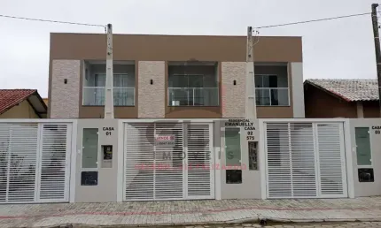 Sobrado Geminado a venda na cidade de Porto Belo/SC, no bairro Jardim Dourado. Casa com 2 Suítes e 1 Vaga. Localização privilegiada a 1.000 M do Mar