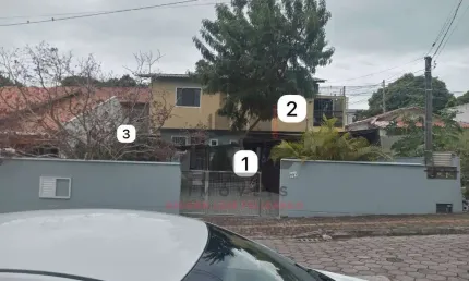 Casa sobrado a venda na cidade de bombinhas/sc no bairro bombas, 1 casa e 2 kitnets com 5 quartos e 5 vagas de garagem. 193m²