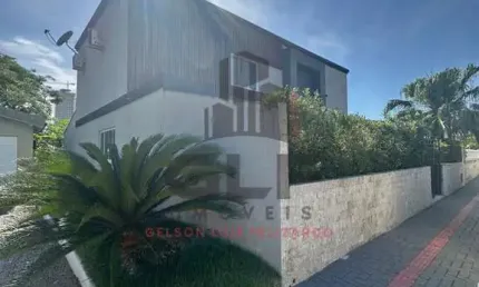 Casa Mobiliada com Piscina a venda em Itapema/SC. Casa com 3 Dormitórios, sendo 1 Suíte e 2 Vagas de Garagem. Bem Localizada